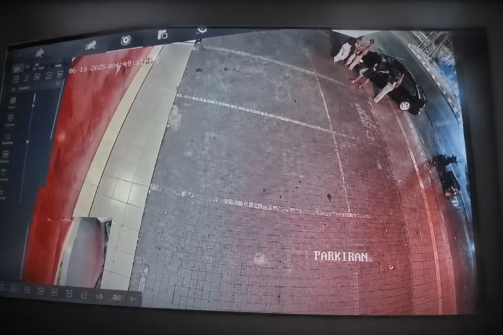 Terekam CCTV! Mobil Penabrak Polisi di Bandung Berisi 4 Orang, 2 di Antaranya Perempuan
