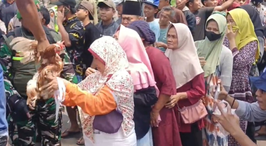 Demo Harga Telur Anjlok, Peternak di Pekalongan Bagikan Ayam Gratis ke Warga