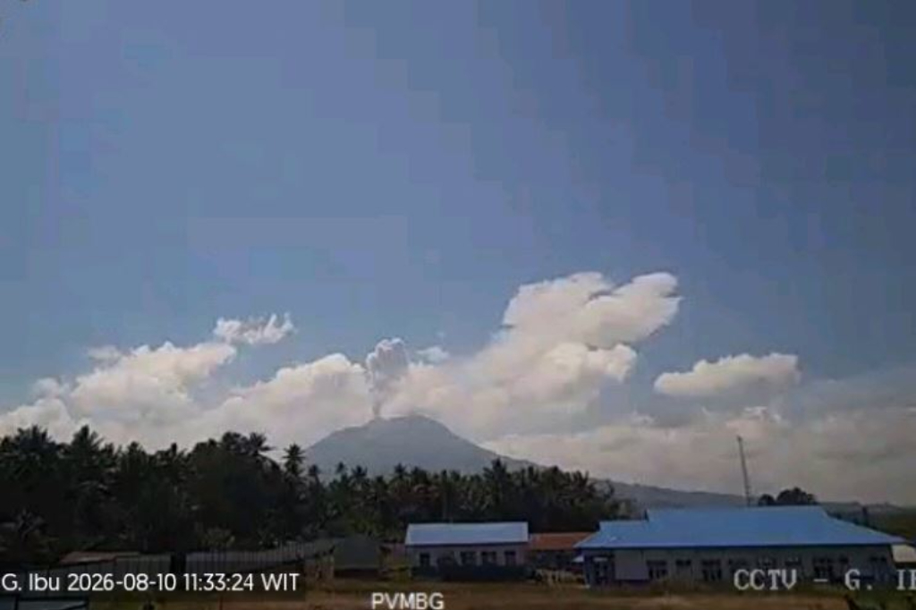 Gunung Ibu Erupsi, Kolom Abu Membubung Setinggi 800 Meter dari Puncak