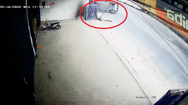 Detik-Detik Mobil Listrik Hantam Tiang hingga Terguling di Mojokerto Terekam CCTV