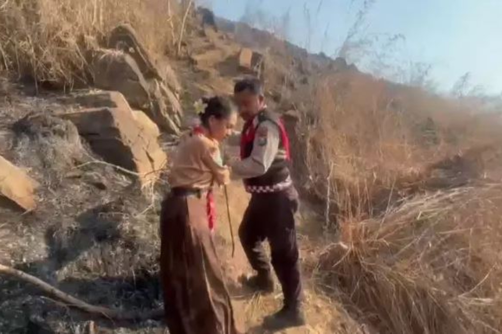 4 Pelajar SMP Terjebak Karhutla di Gunung Orak-arik Trenggalek, Dievakuasi Pakai Tali