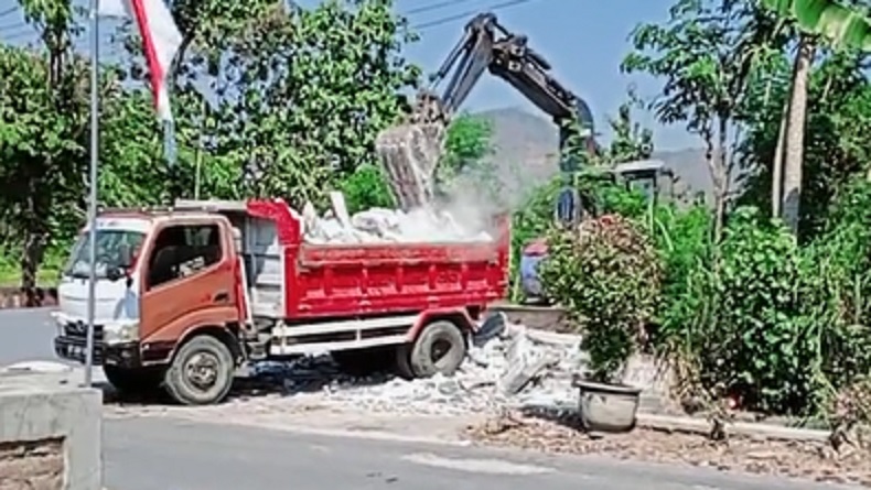 Viral! Kecewa Suami Selingkuh, Istri di Ponorogo Hancurkan Rumah dan Toko dengan Alat Berat
