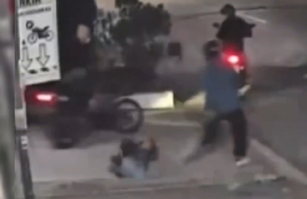 Terekam CCTV! Emak-Emak Diseret Kawanan Begal di Bekasi, Motor Raib