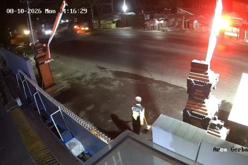 Terekam CCTV! Kecelakaan 2 Mobil Tabrakan di Pantura Cirebon gegara Sopir Mengantuk