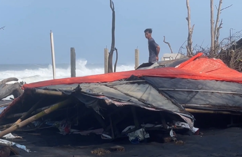 Gelombang 5 Meter Terjang Pantai Trisik Kulonprogo, Bangunan TPI hingga Pos SAR Rusak