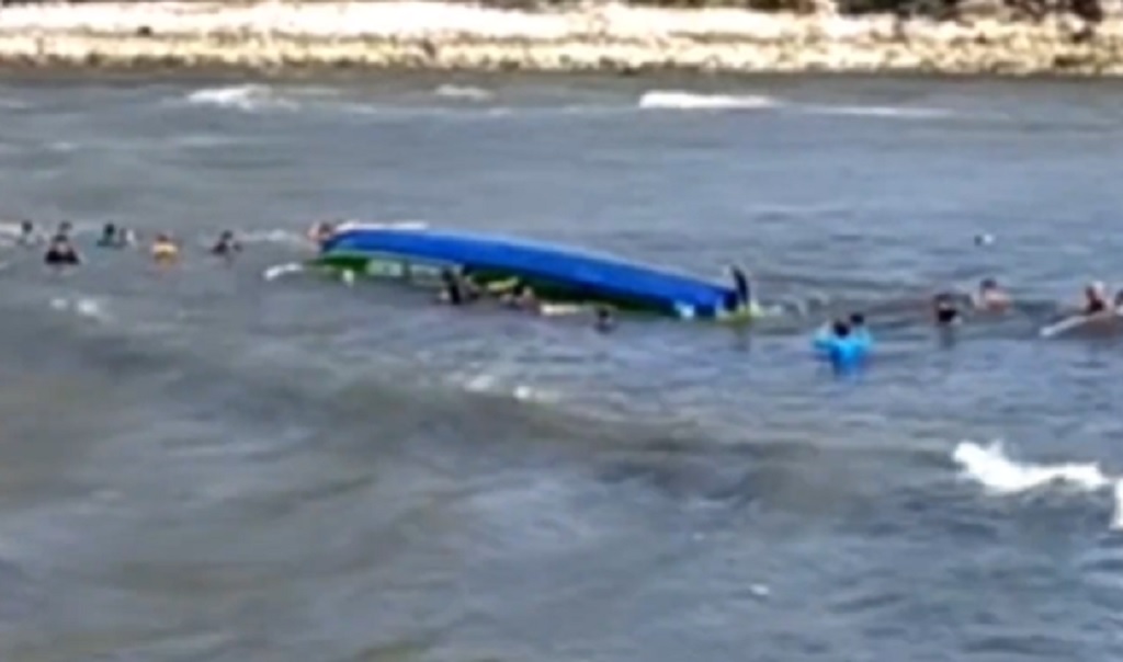 Diterjang Ombak Besar, 2 Perahu Nelayan Tenggelam di Pantai Pancer Puger Jember