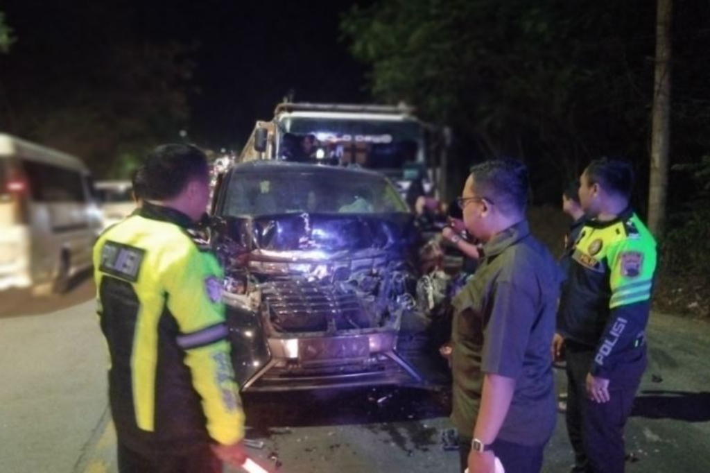 Detik-Detik Kecelakaan Pendakwah KH Anwar Zahid, Mobilnya Ditabrak Truk di Bojonegoro