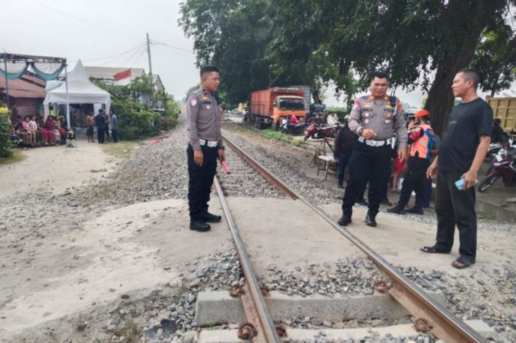 Pemotor Berboncengan Tertabrak Kereta Api Putri Deli di Sergai, 2 Orang Tewas
