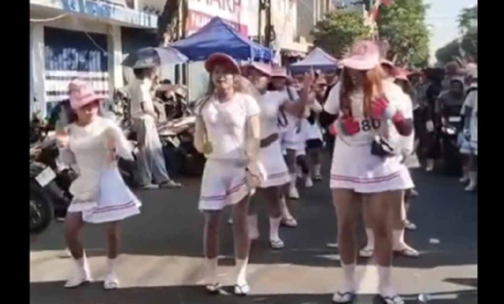 Viral Pria Pakai Rok Mini Joget Seronok saat Gerak Jalan Agustusan di Bangkalan