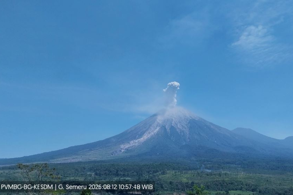 Gunung Semeru Meletus, Kolom Abu Membubung Setinggi 1,1 Km ke Langit