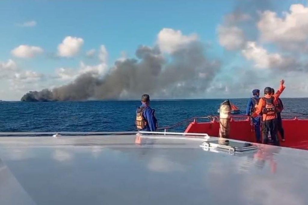 Detik-Detik KMP Putri Yasmin Terbakar di Perairan Selat Lombok, Tim SAR Evakuasi Penumpang