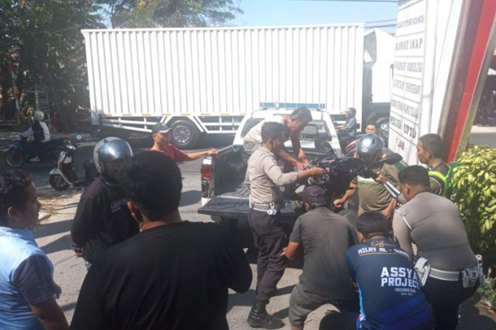 Kecelakaan Motor Tabrak Mobil di Jalan Poros Majene-Mamuju, Diduga gegara Balita Tarik Gas