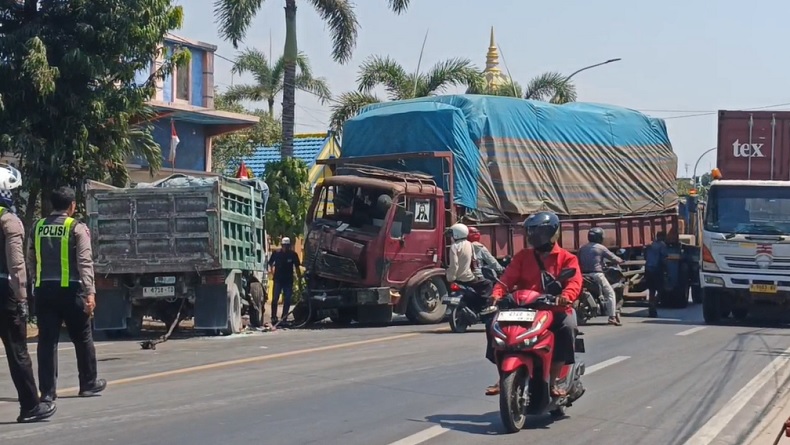 Truk Fuso Oleng Picu Kecelakaan Beruntun di Pantura Tuban, Pikap Ringsek hingga Sopir Terjepit