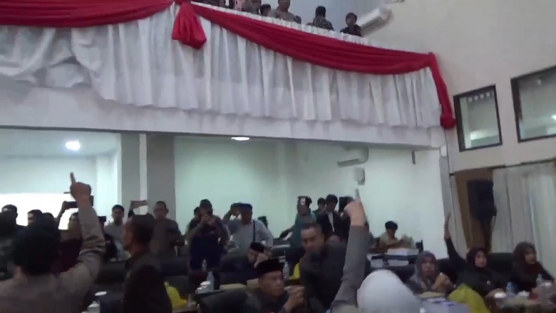 Rapat Paripurna Hak Angket DPRD Gowa Ricuh, Dipicu Teriakan Massa Pendukung Bupati