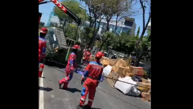 Ban Pecah, Truk Ekspedisi Bermuatan Ratusan Paket Sepeda Terguling di Surabaya
