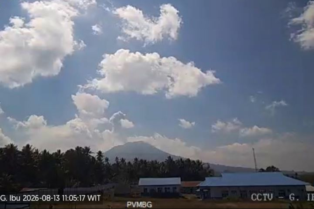 Gunung Ibu Erupsi, Letusan kolom Abu Capai Ketinggian 800 Meter dari Puncak