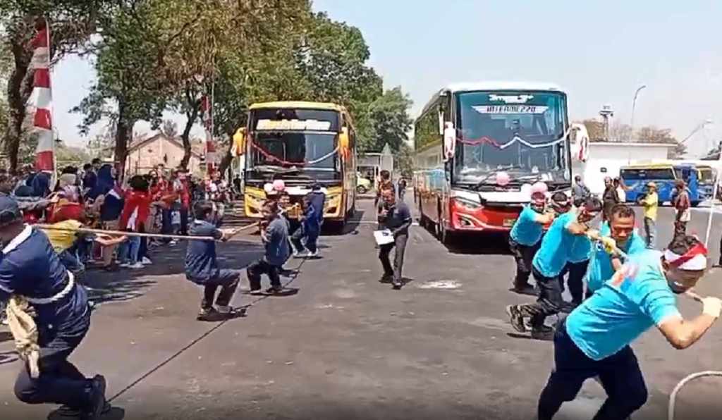 Meriahkan HUT ke-81 RI, Agen Bus di Magelang Lomba Tarik Bus 10 Ton Sejauh 25 Meter