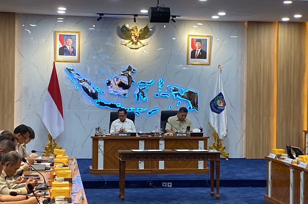 Rapat Bareng Pimpinan BGN, Mendagri Minta Kepala Daerah Permudah Izin SPPG