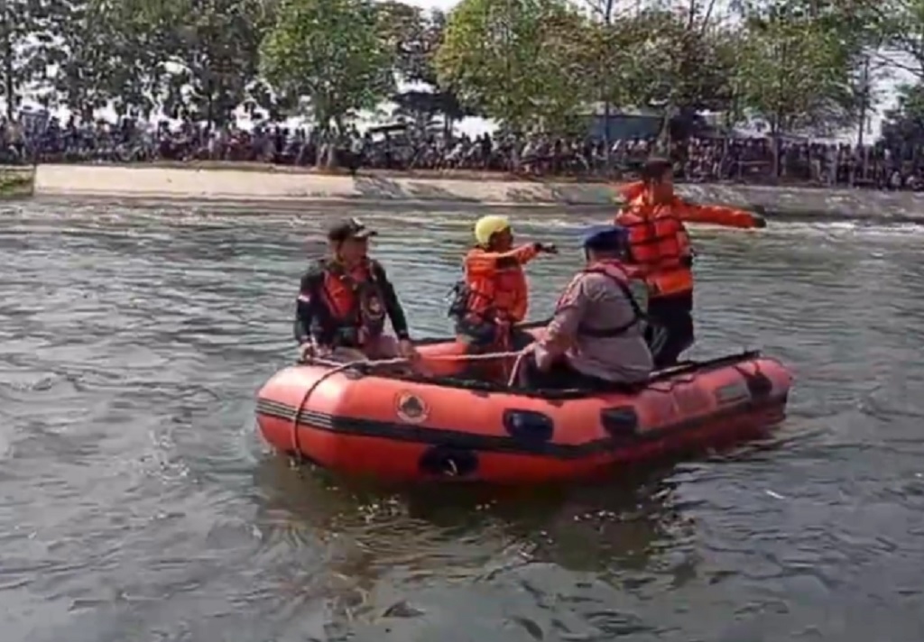 Tragis! Selamatkan Istri Lompat ke Irigasi, Suami di Karawang Hilang Terseret Arus