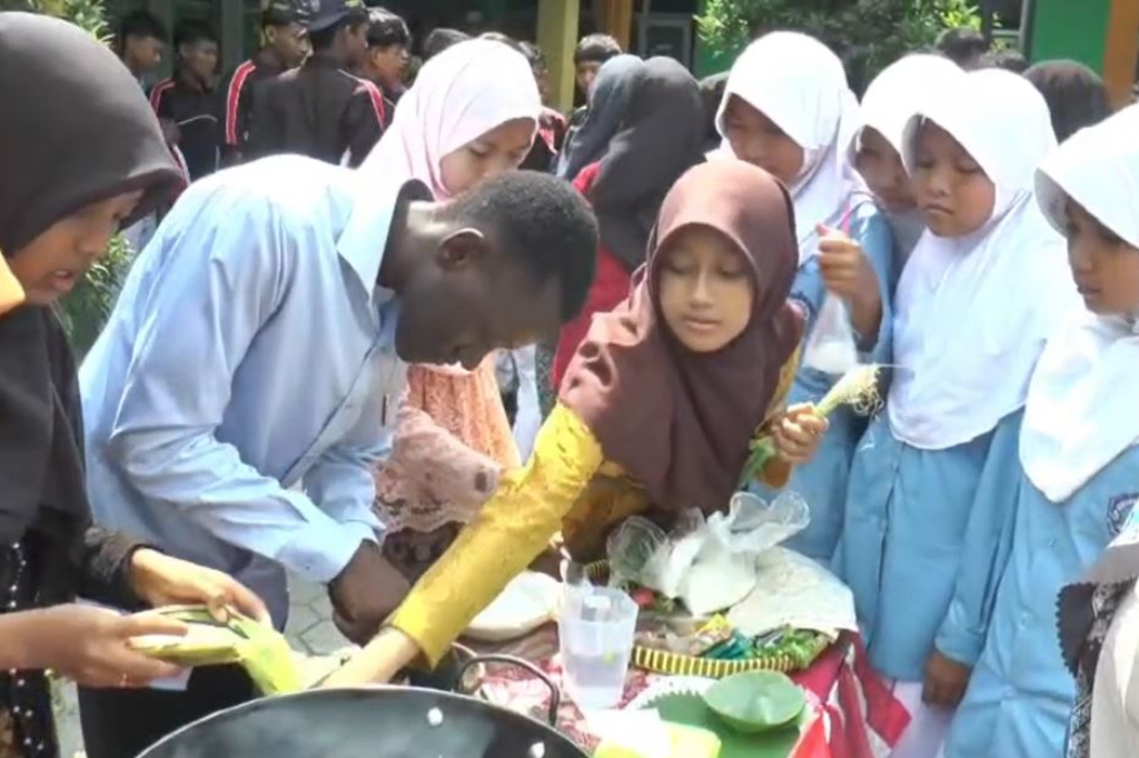 Seru! Mahasiswa Asing Ikut Lomba Masak Tempe Mendoan Bersama Pelajar SMP di Cilacap