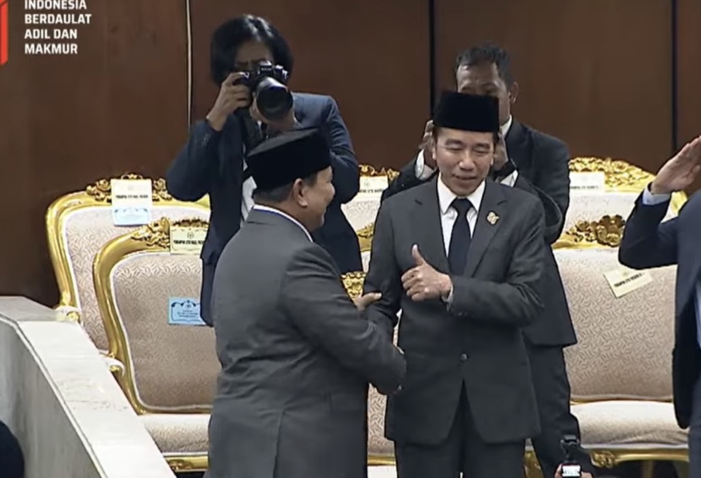 Momen Prabowo Beri Hormat dan Salami Jokowi usai Pidato Kenegaraan, Dibalas Jempol