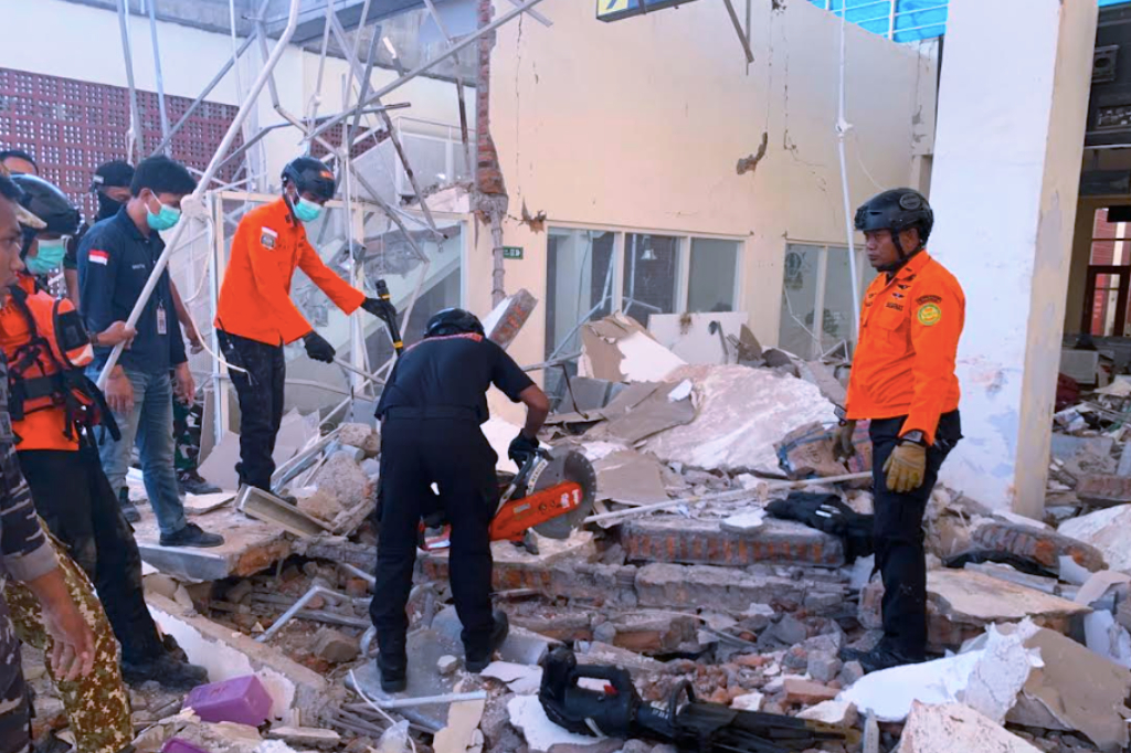 Update Gempa NTT, 1 Orang Tewas Tertimpa Bangunan Roboh di Pelabuhan Maumere