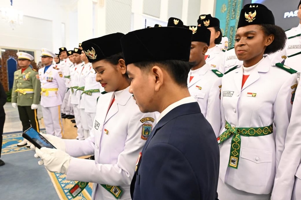 Momen Paskibraka asal Papua Tengah Ditemani Gibran Video Call dengan Orang Tua