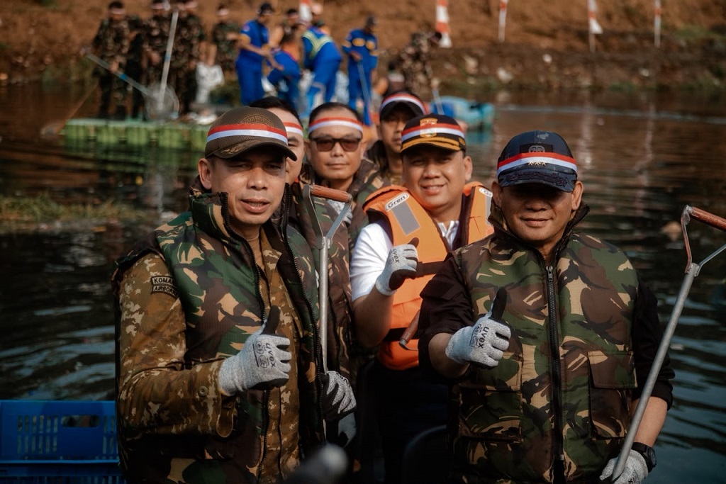 Kapolda Metro hingga Pangdam Jaya Bersih-Bersih Sungai Bareng Warga, Jaga Kelancaran Aliran Air