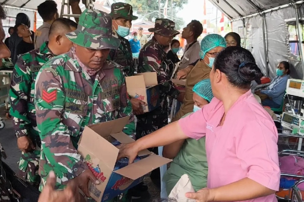 TNI Kerahkan Para Prajurit hingga Pesawat Hercules, Bantu Korban Gempa M7,7 NTT