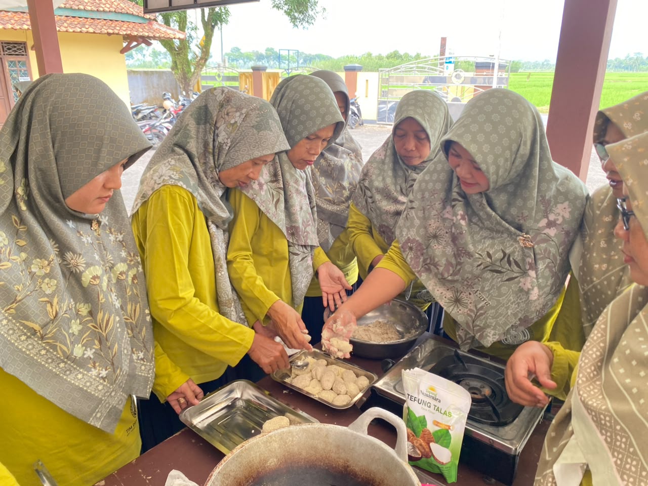 Talas Lokal Diolah Jadi PMT Balita, Tim Unsoed Latih Kader Posyandu Desa Senon Cegah Stunting