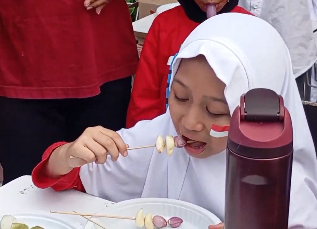 Momen Kocak Siswa SD di Brebes Ikuti Lomba Makan Sate Bawang Mentah, Begini Reaksinya