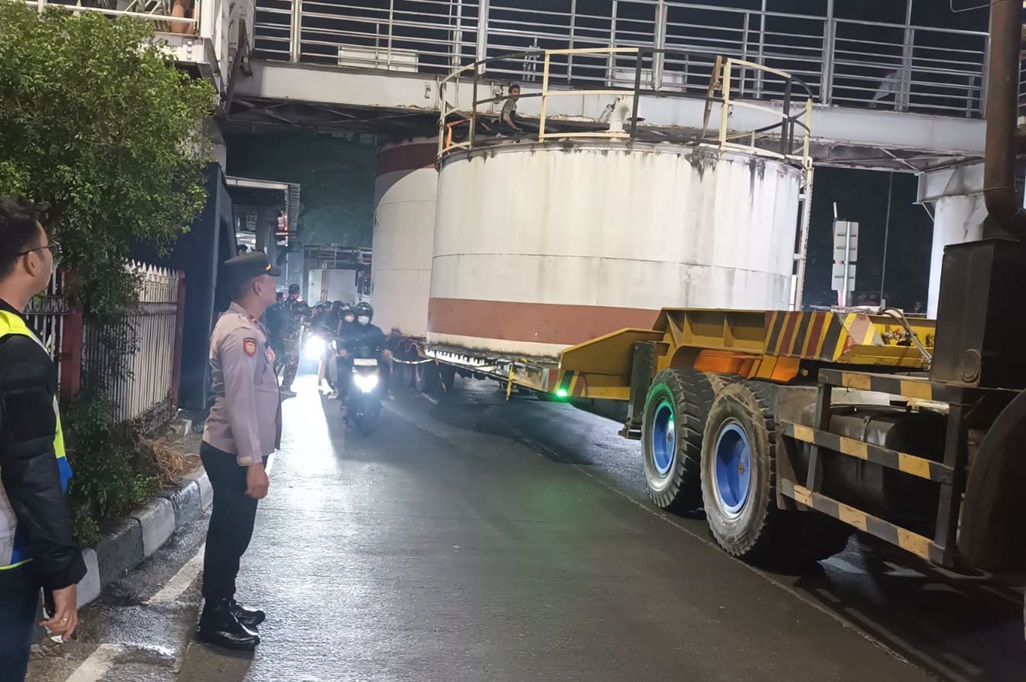 Truk Nyangkut di JPO Kramat Jati Jaktim, Pramono Siapkan Sanksi buat Operator