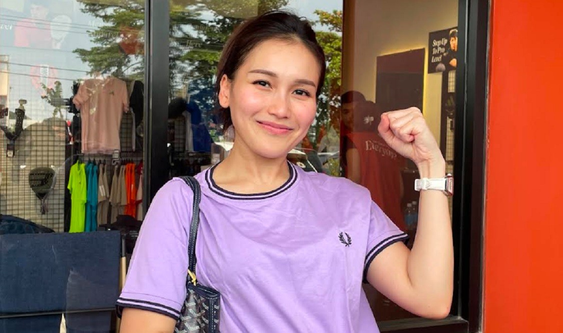Ayu Ting Ting Rayakan HUT Kemerdekaan RI di Lapangan Padel: Ibu Lagi Senang!