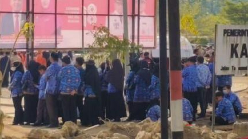 Puluhan ASN Tinggalkan Barisan dan Berteduh Saat Upacara HUT RI di Mamuju Tengah