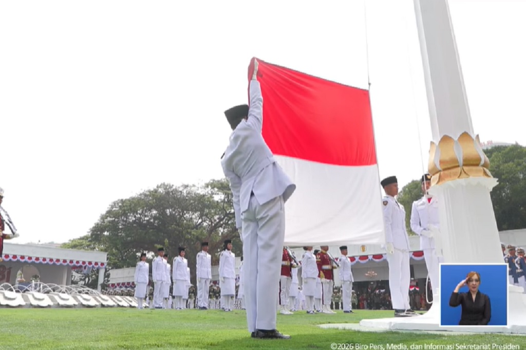 Gagah! Tim Paskibraka Nasional Kibarkan Bendera Sang Saka Merah Putih di Istana