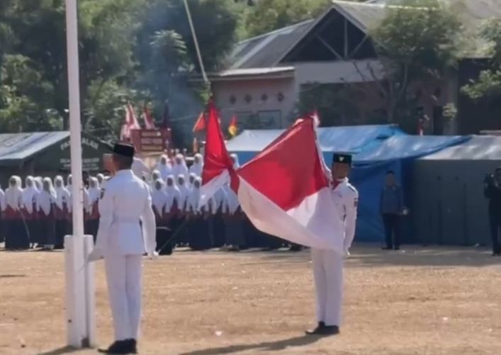 Detik-Detik Bendera Terlilit Tali di Polman, Paskibra Tetap Berhasil Kibarkan Merah Putih
