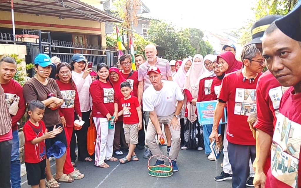 Momen Dubes Belanda Asyik Ikut Lomba 17 Agustusan di Duren Sawit Jaktim