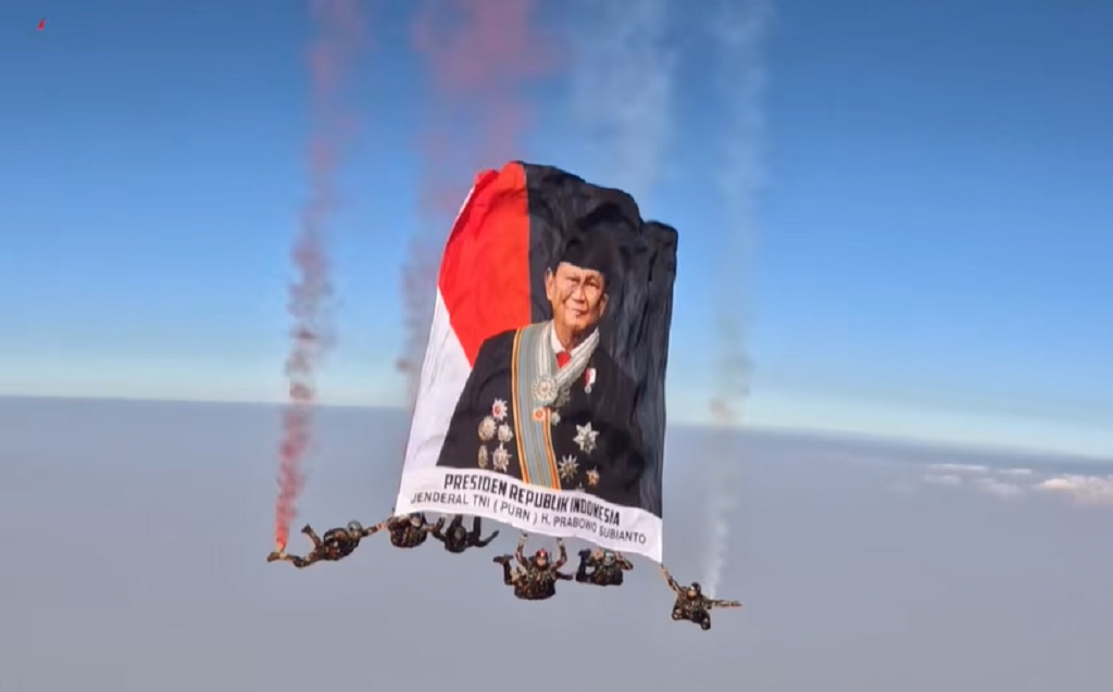 Momen Foto Prabowo Berkibar di Udara saat HUT ke-81 RI