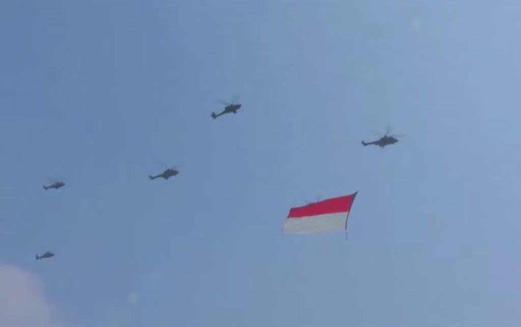 Penampakan Helikopter TNI-Polri Bentuk Formasi Bawa Bendera Merah Putih di Langit Istana