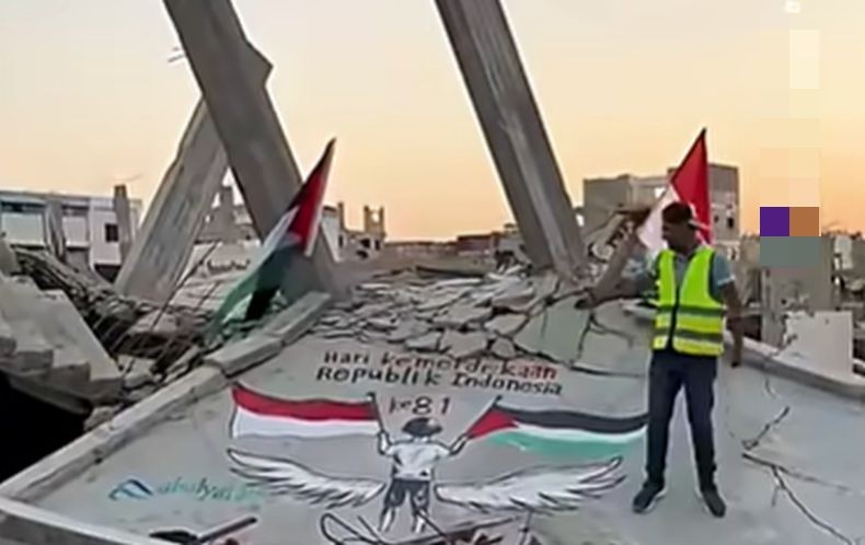 Warga Gaza Ucapkan HUT Ke-81 RI, Lukis Bendera Merah-Putih di Reruntuhan Bangunan