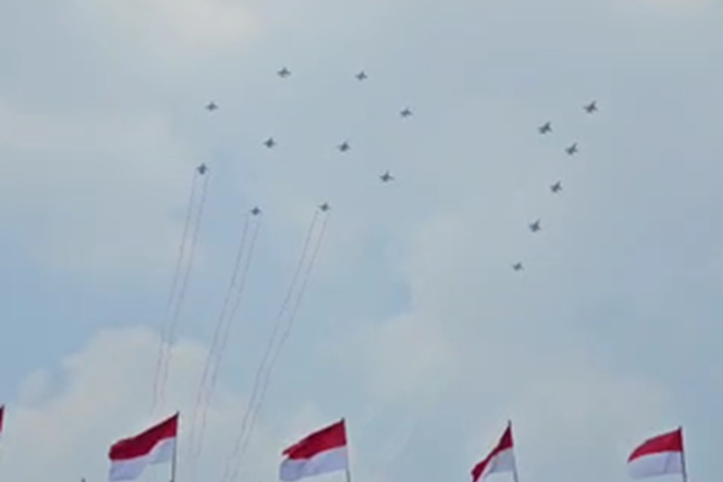 Momen Jet Tempur TNI AU Bentuk Formasi 81 di Langit Jakarta, Warga Bersorak