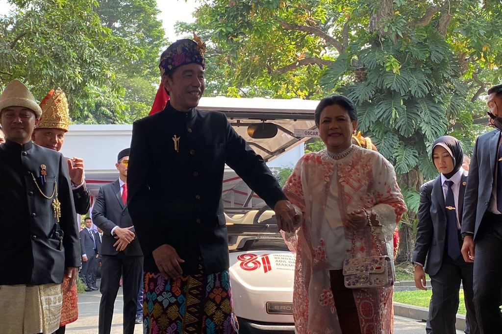 Jokowi Hadiri Upacara HUT ke-81 RI di Istana, Pakai Baju Adat Bali