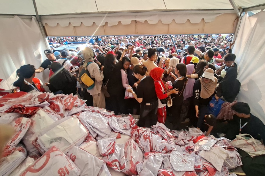 Senangnya Warga Jakbar Dapat Kaus Gratis HUT RI di Monas, Rela Datang sejak Subuh