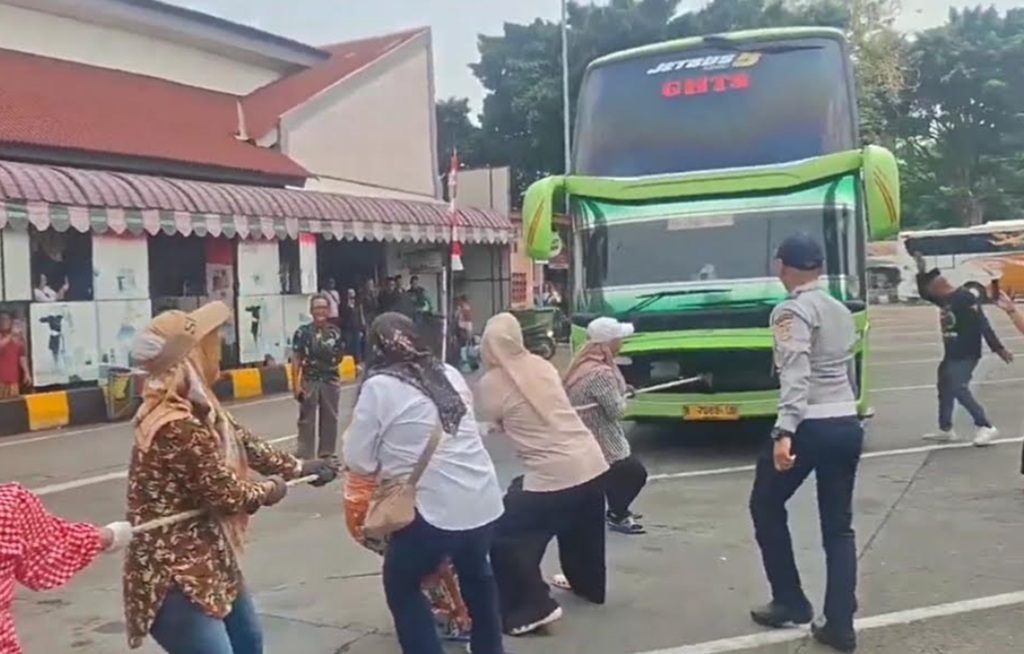 Lomba 17-an Tak Biasa, Perempuan di Terminal Kalideres Adu Kuat Tarik Bus AKAP 20 Ton
