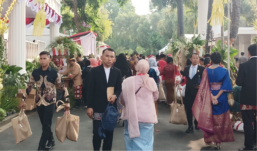 Warga Mulai Padati Istana Negara jelang Upacara Penurunan Bendera HUT ke-81 RI