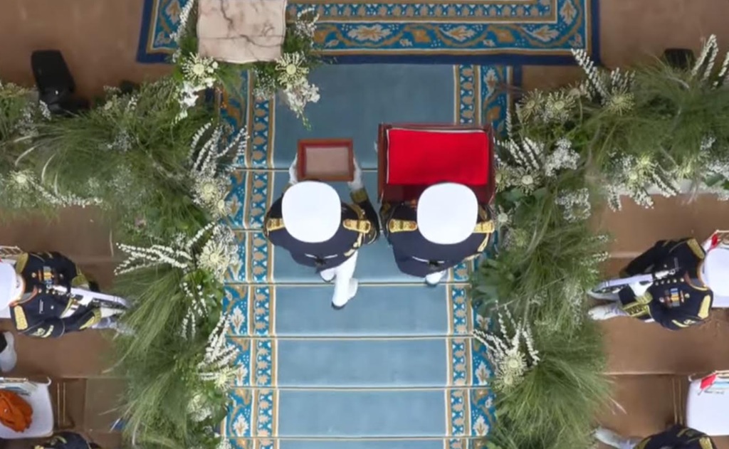 Tiba di Istana, Bendera Merah Putih dan Teks Proklamasi Ditempatkan di Mimbar Kehormatan
