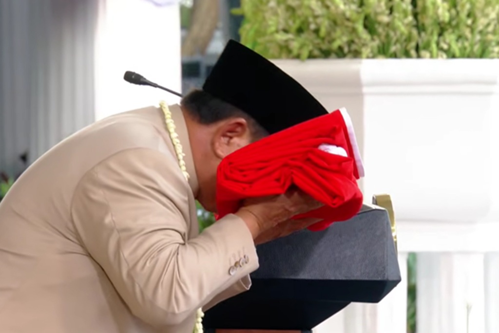 Momen Prabowo Cium Sang Merah Putih di Upacara Penurunan Bendera HUT ke-81 RI