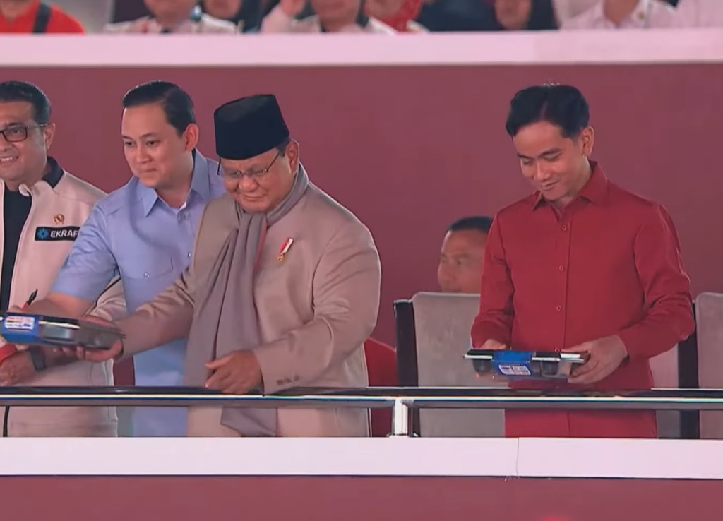 Momen Prabowo-Gibran Dapat Ompreng MBG dari BGN di Karnaval HUT ke-81 RI