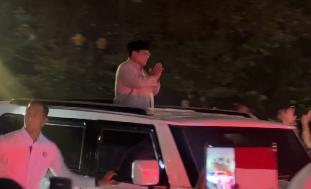 Prabowo Tinggalkan Monas Naik Maung Putih, Sapa Warga dari Atas Mobil