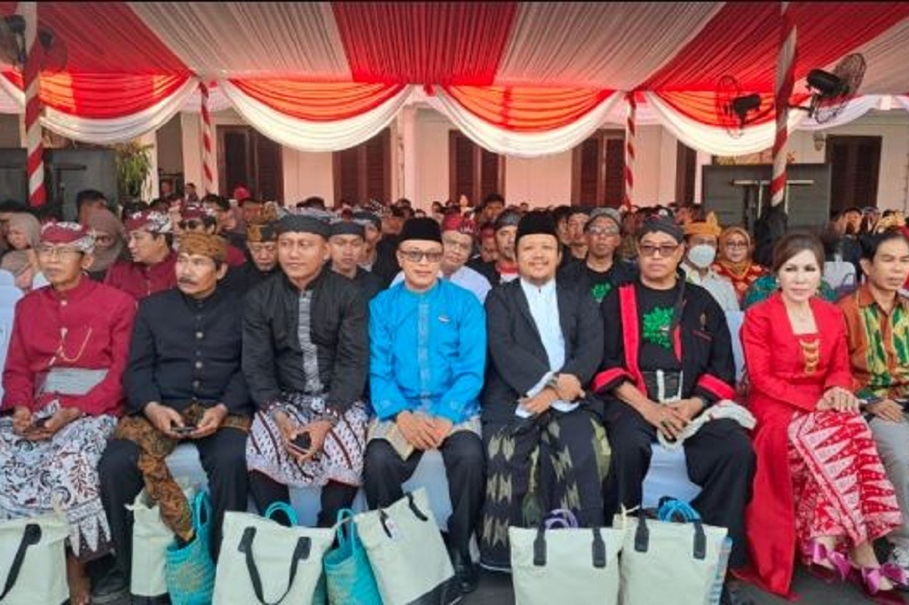Momen Bersejarah! Suku Bawean Untuk Pertama Kalinya Diundang Upacara HUT RI di Grahadi